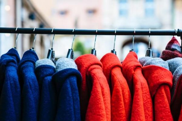 Um mercado em alta para roupas infantis usadas