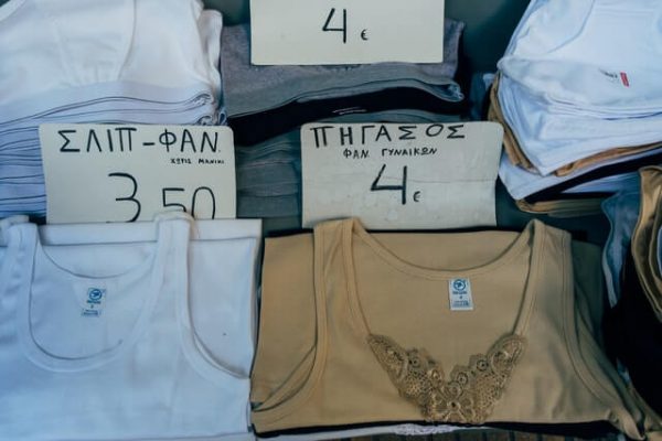 Quanto custa um fardo de roupas em Uganda