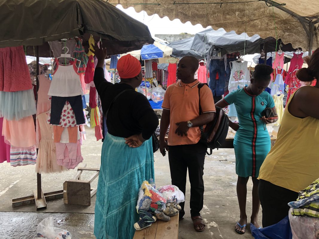 Vender roupas usadas para a África ajuda a economia africana
