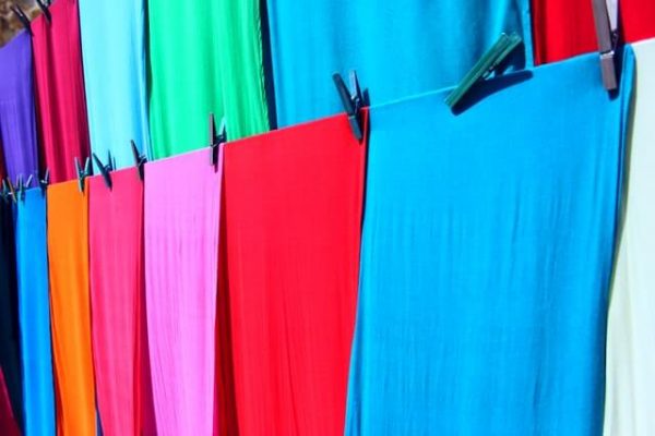 A reciclagem de roupas usadas faz parte da moda