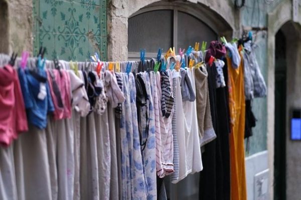Qué considerar al comenzar a vender ropa usada al por mayor