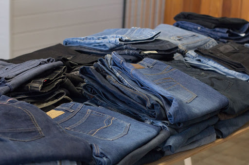 Limpar roupas jeans usadas