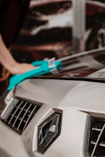limpiando un auto