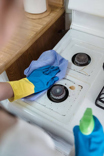 limpando fogão com pano felpudo