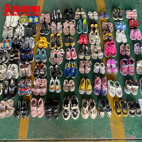 fardos de sapatos infantis usados